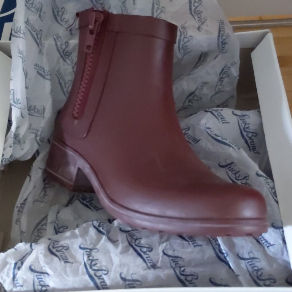 Lucky Brand red wine Chelsea ankle rain boots
